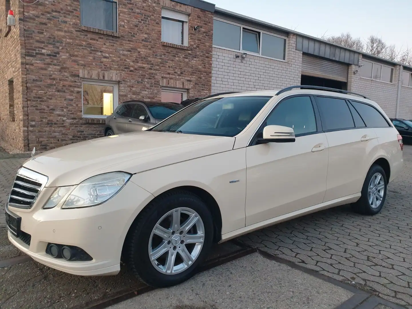Mercedes-Benz E 200 E200TCDI BlueEfficiency/7Sitzer/Leder/Anhängerku Beige - 1