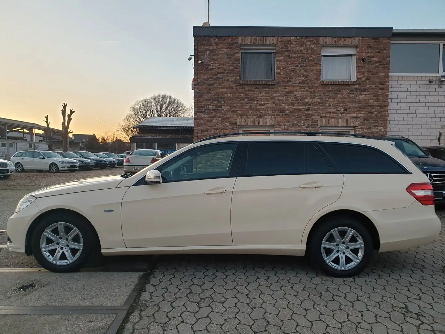 Mercedes-Benz E 200 E200TCDI BlueEfficiency/7Sitzer/Leder/Anhängerku Beige - 2