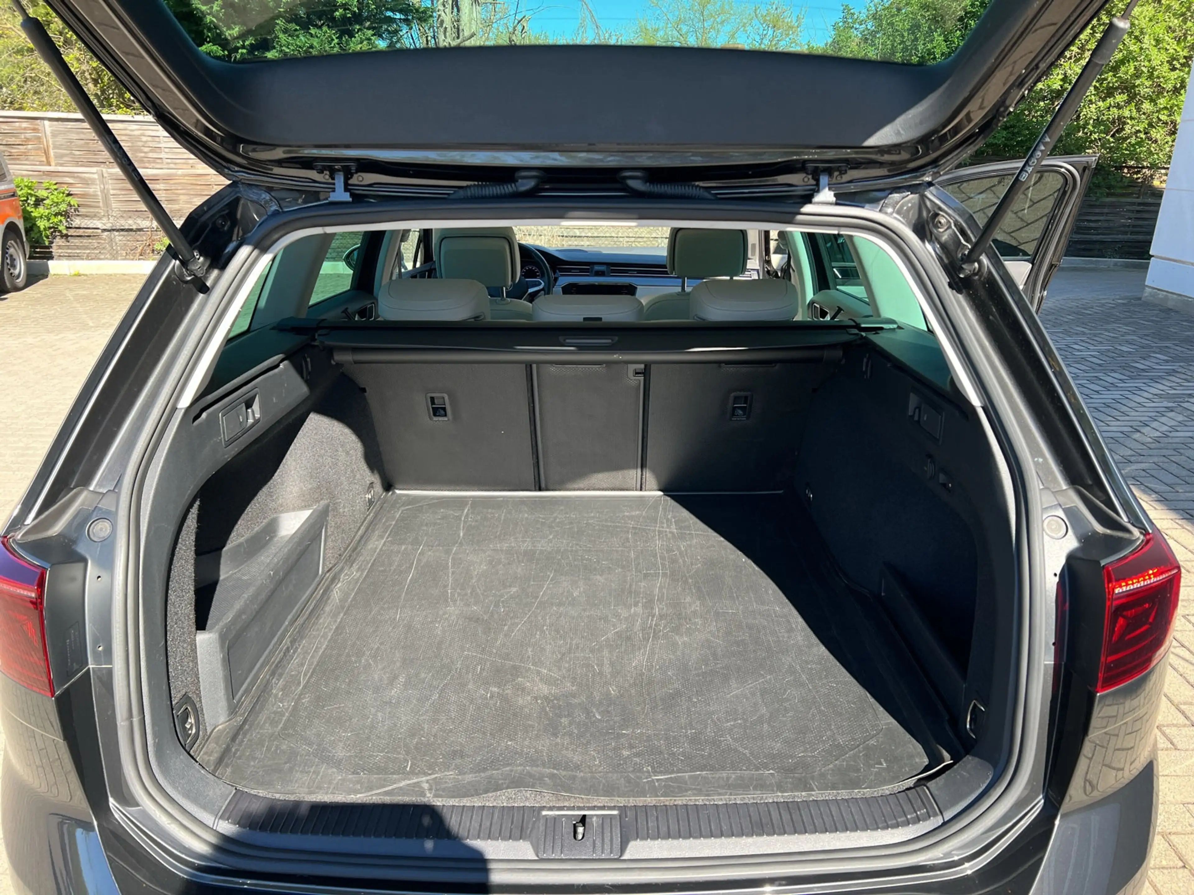 Volkswagen Passat Alltrack 2.0 TDI 4M LEDER PANO STANDHZG AHK — photo 9