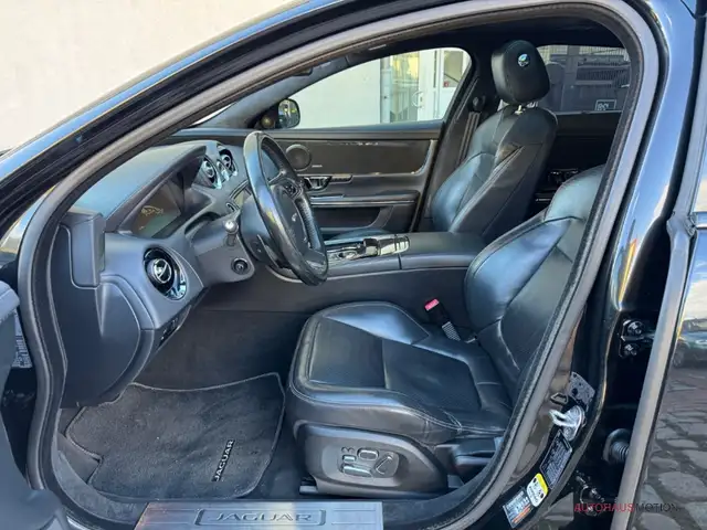 Jaguar XJ view 9
