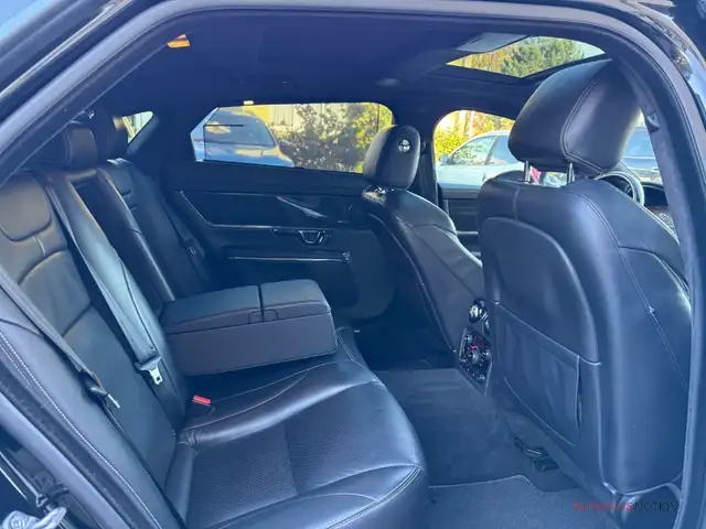 Jaguar XJ view 12