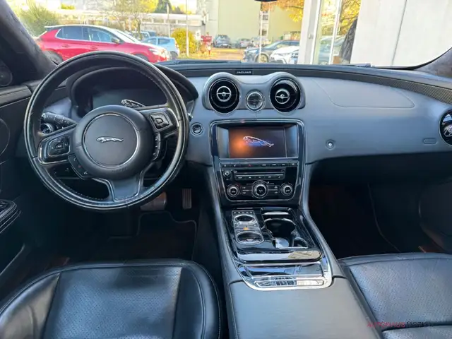 Jaguar XJ view 11
