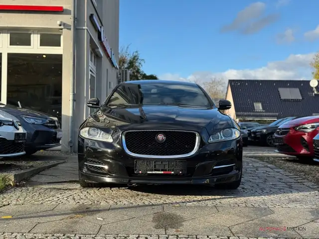 Jaguar XJ view 3