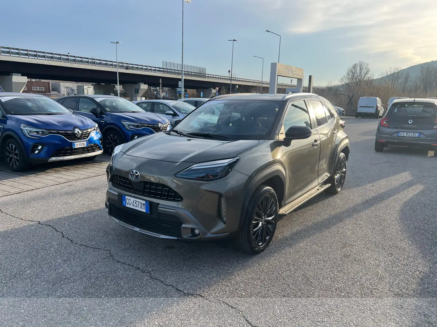 Toyota Yaris Cross 1.5h adventure awd-i 116cv e-cvt Gris - 1