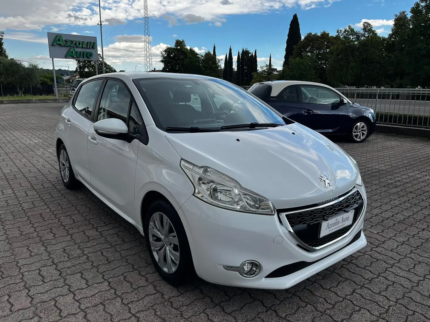 Peugeot 208 1.2 BENZINA SI A NEOPATENTATI Bianco - 1