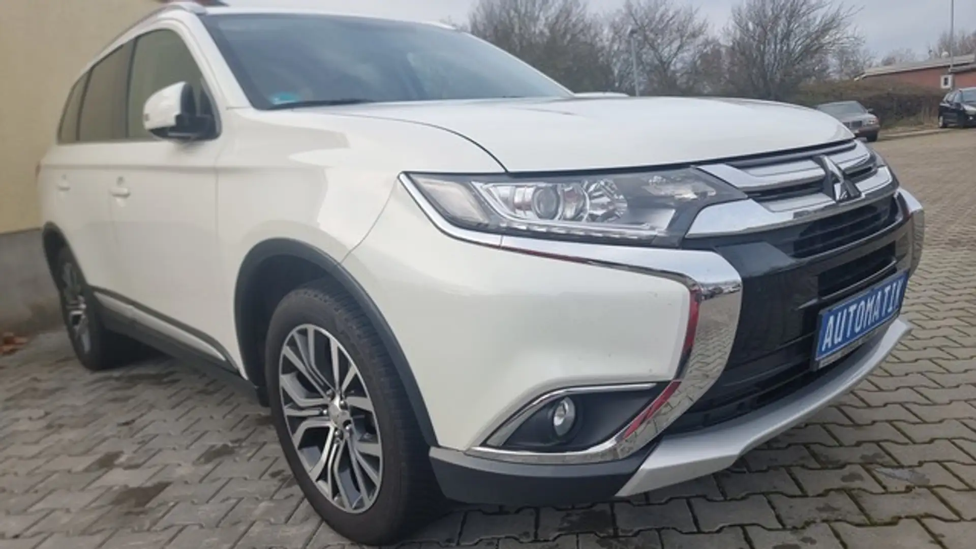 Mitsubishi Outlander 2,0 AUTOMATIK Blanc - 2