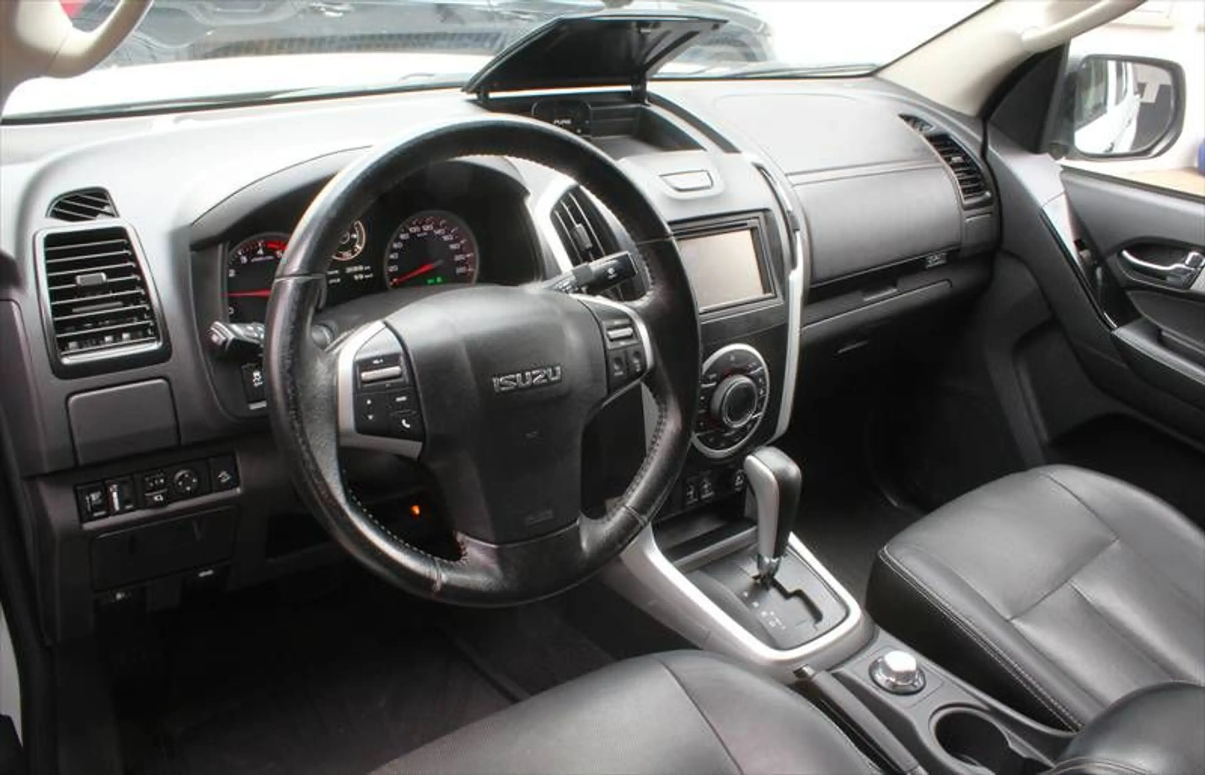 Isuzu D-Max 1,9 TD Double Cab 4WD Hardtop AHK — photo 9