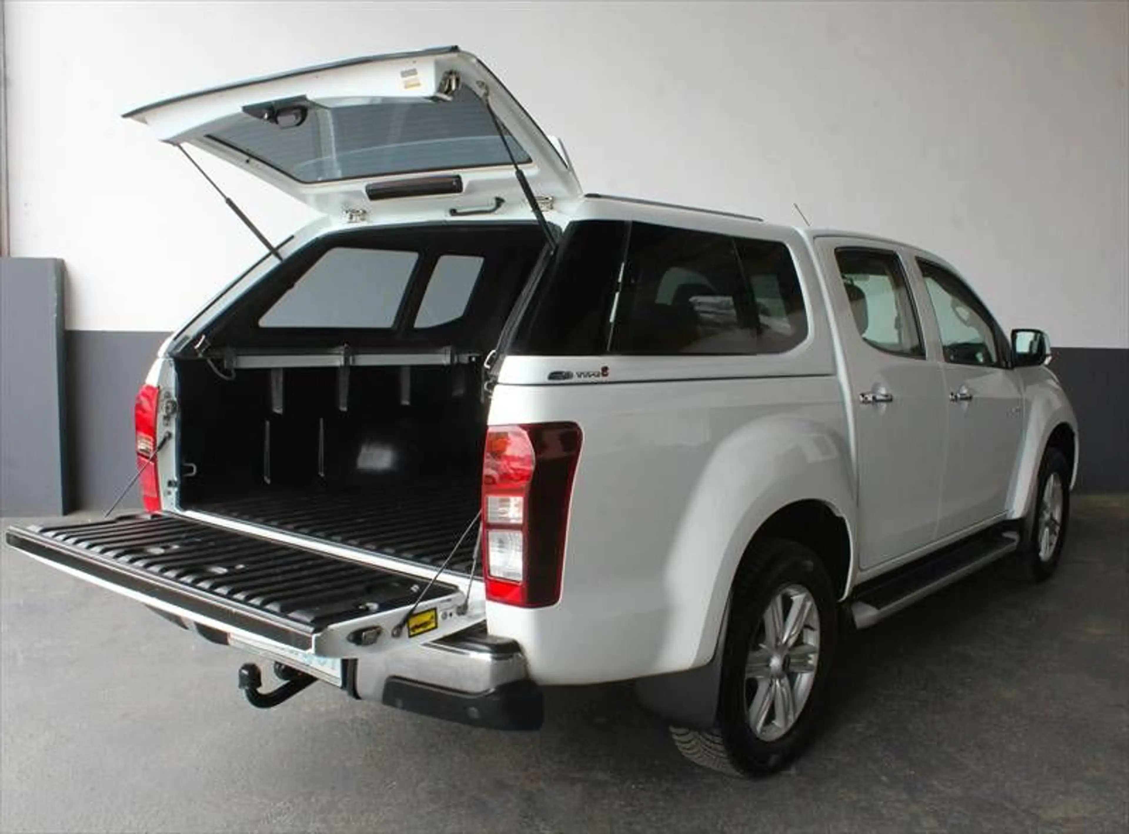 Isuzu D-Max 1,9 TD Double Cab 4WD Hardtop AHK — photo 3