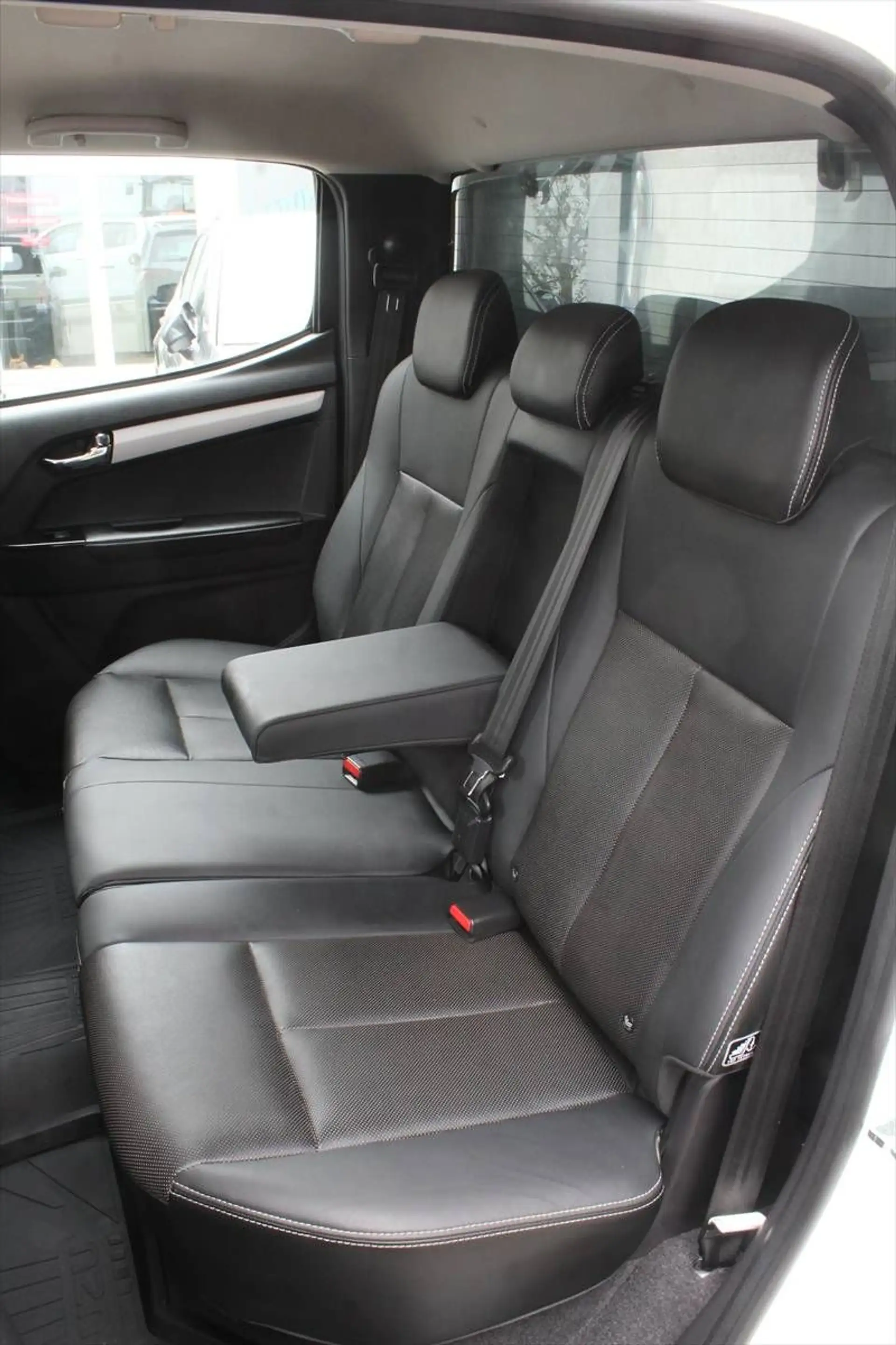 Isuzu D-Max 1,9 TD Double Cab 4WD Hardtop AHK — photo 7