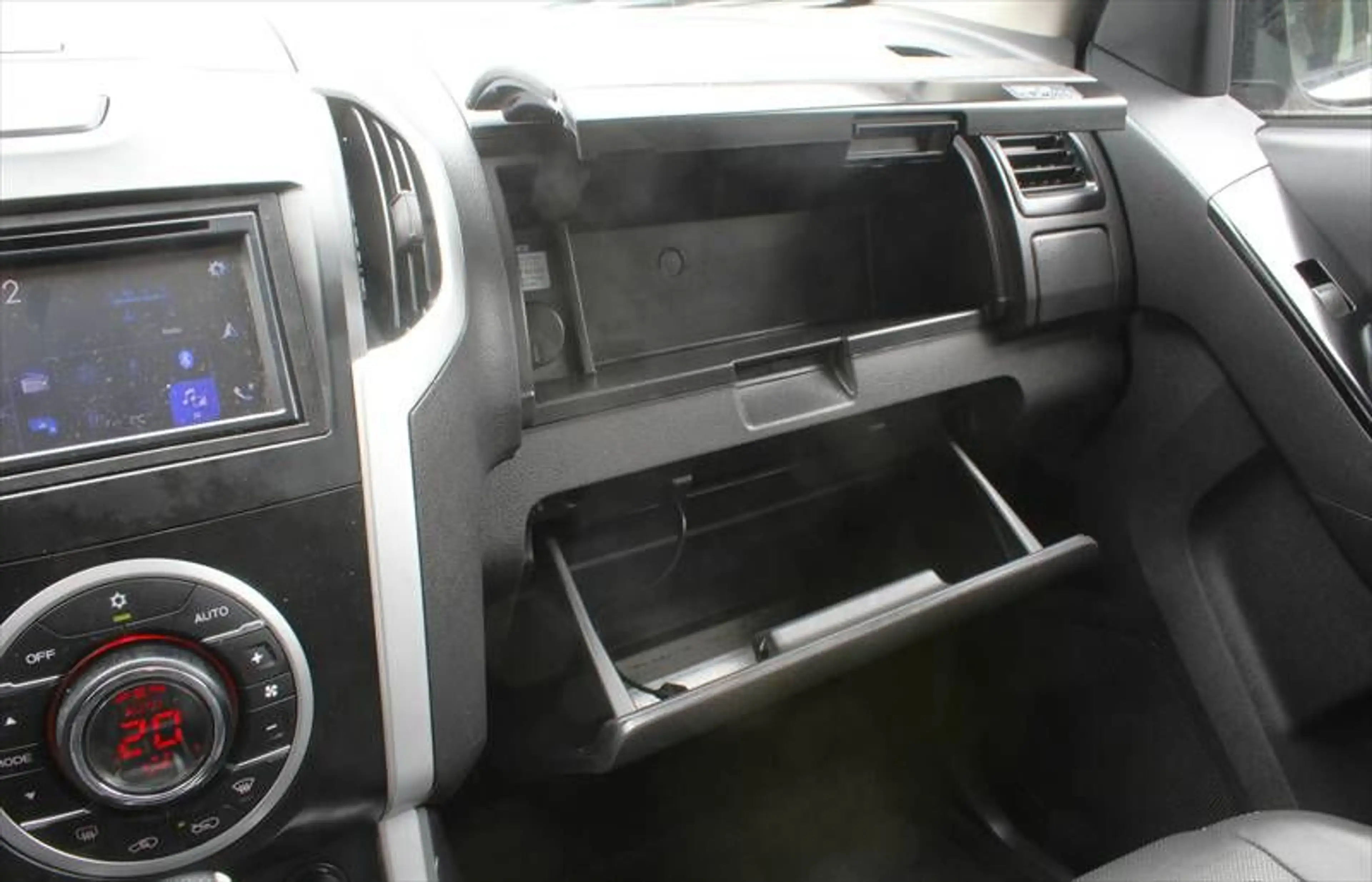 Isuzu D-Max 1,9 TD Double Cab 4WD Hardtop AHK — photo 13