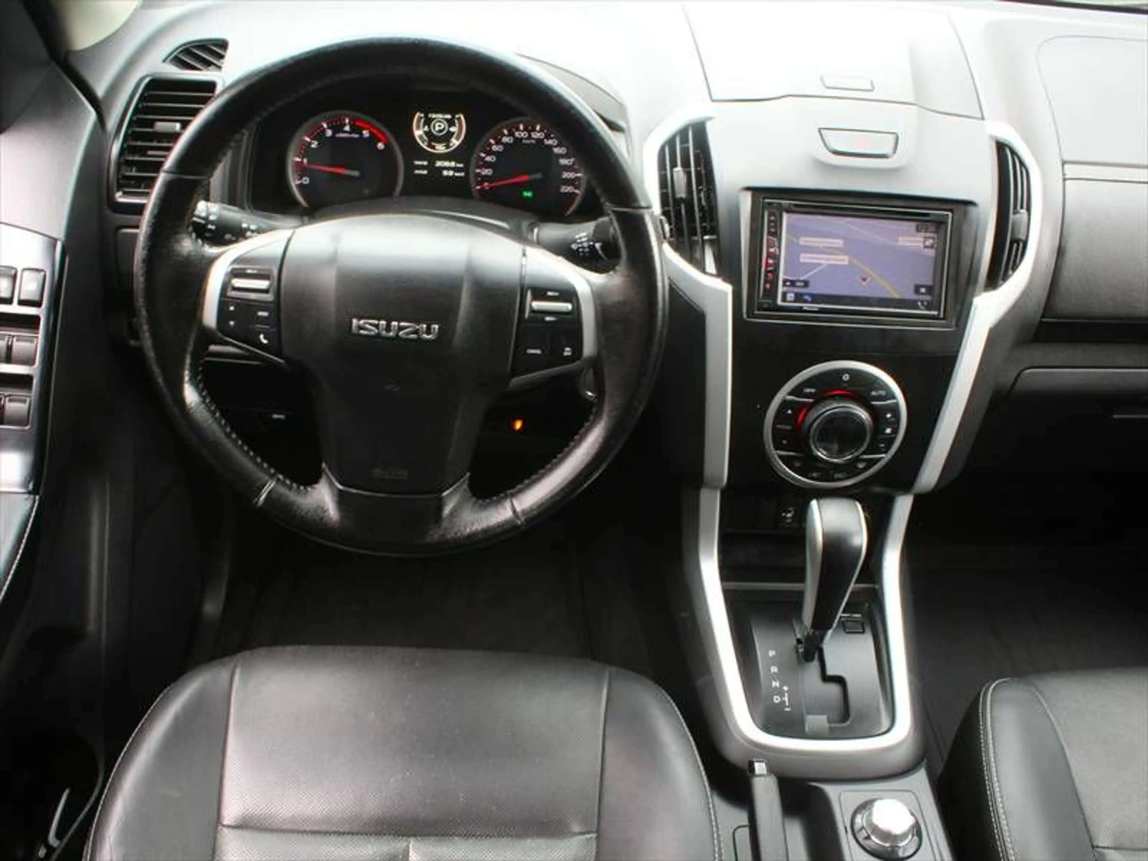 Isuzu D-Max 1,9 TD Double Cab 4WD Hardtop AHK — photo 8