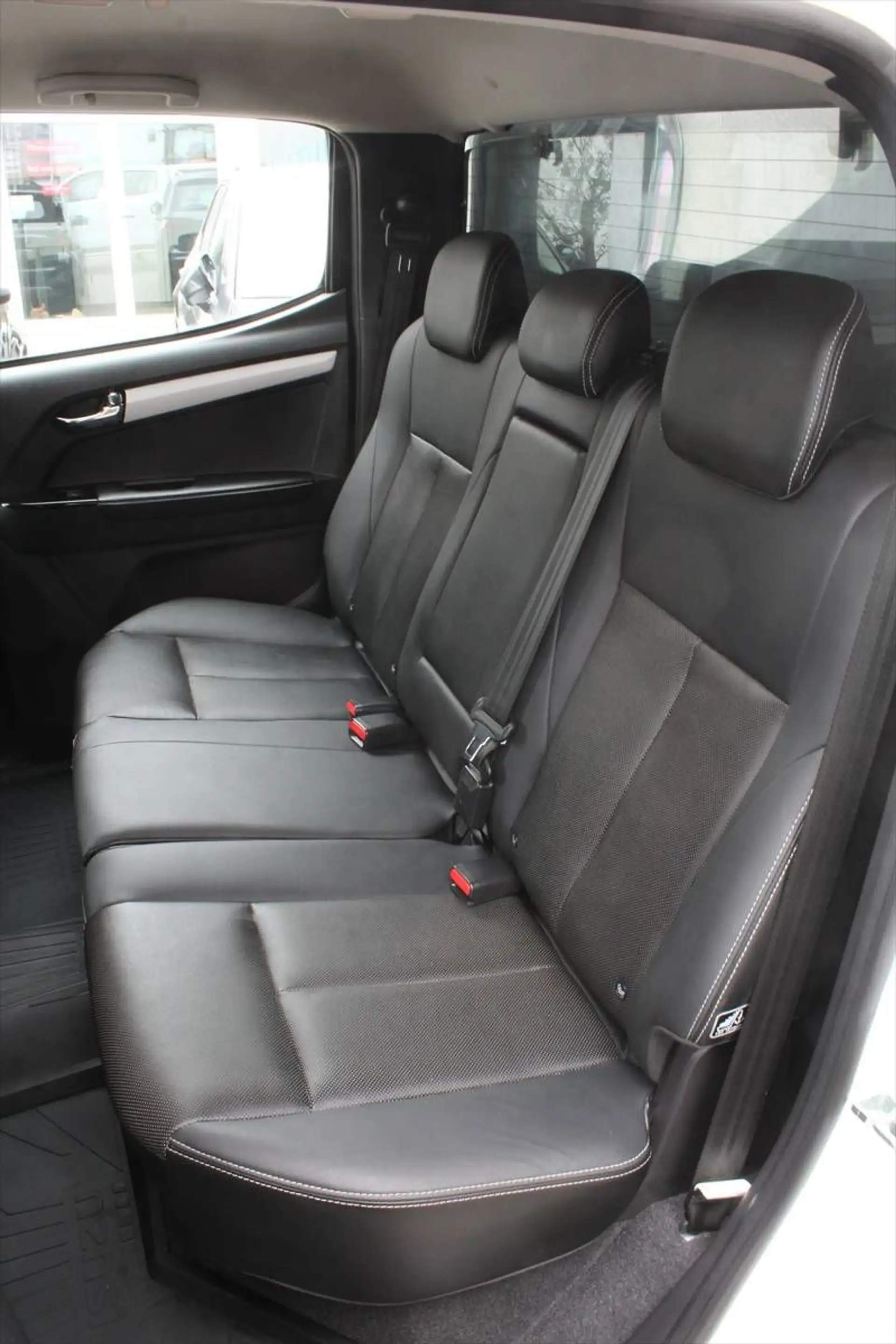 Isuzu D-Max 1,9 TD Double Cab 4WD Hardtop AHK — photo 6