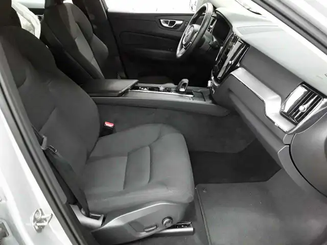 Volvo XC60 view 8