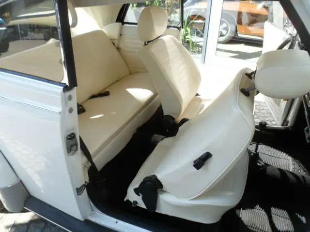 Volkswagen 1303 Cabriolet view 4