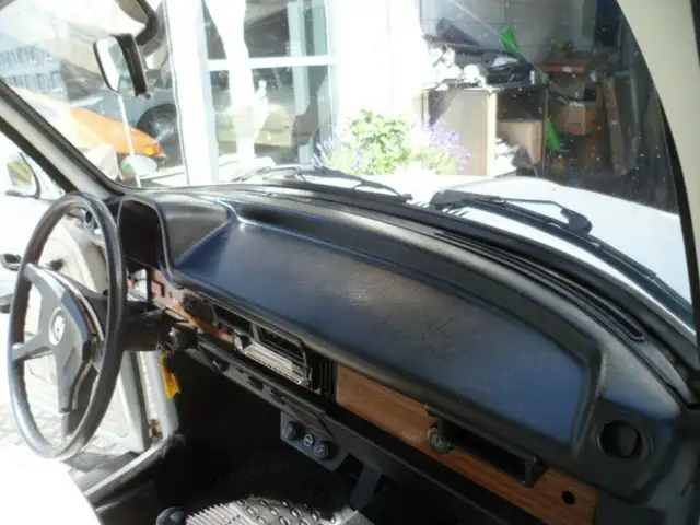 Volkswagen 1303 Cabriolet view 5
