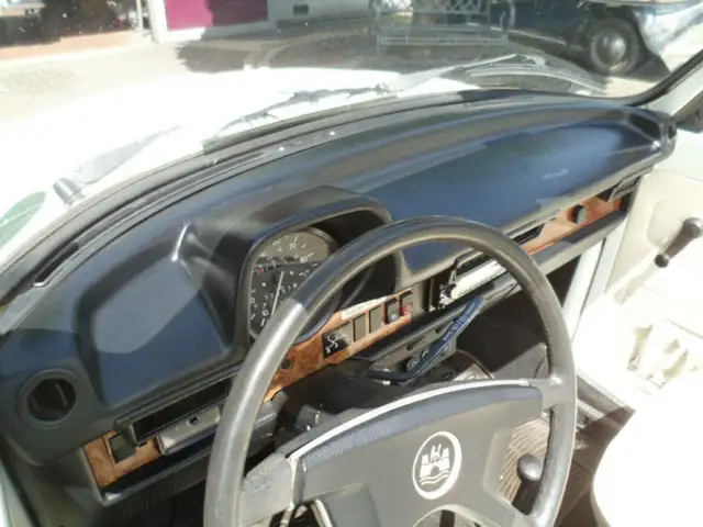 Volkswagen 1303 Cabriolet view 3