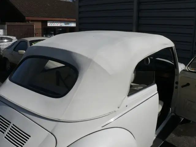 Volkswagen 1303 Cabriolet view 14