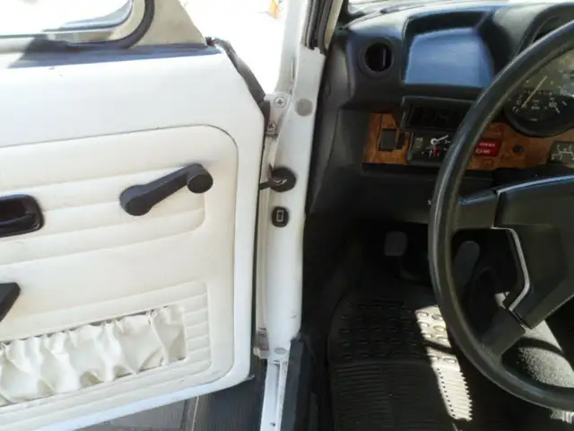 Volkswagen 1303 Cabriolet view 7