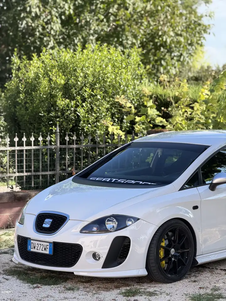 SEAT Leon 2.0 tsi Cupra Linea R — photo 1 of 6