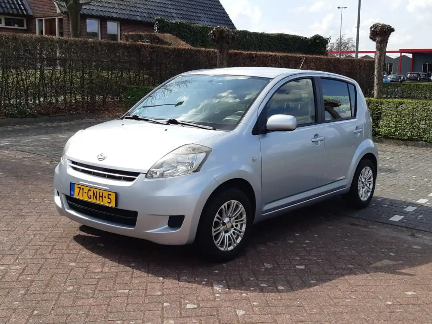 Daihatsu Sirion Sirion 1.0-12V Premium Plateado - 1