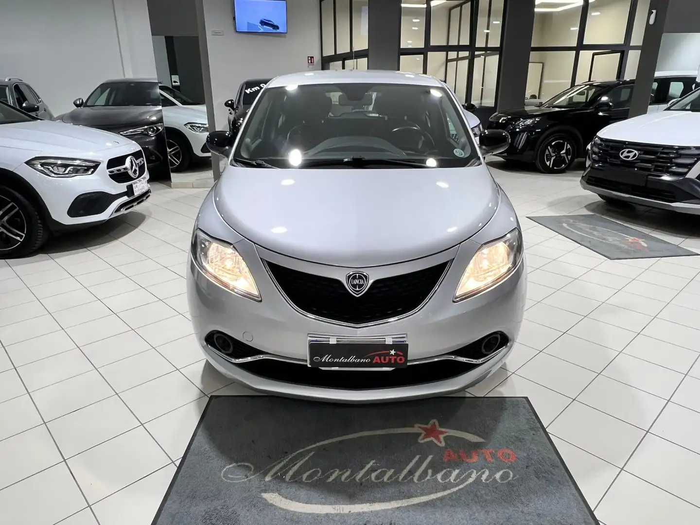 Lancia Ypsilon 1.3 MJT 16V 95 CV 5 porte S&S Gold Argento - 2
