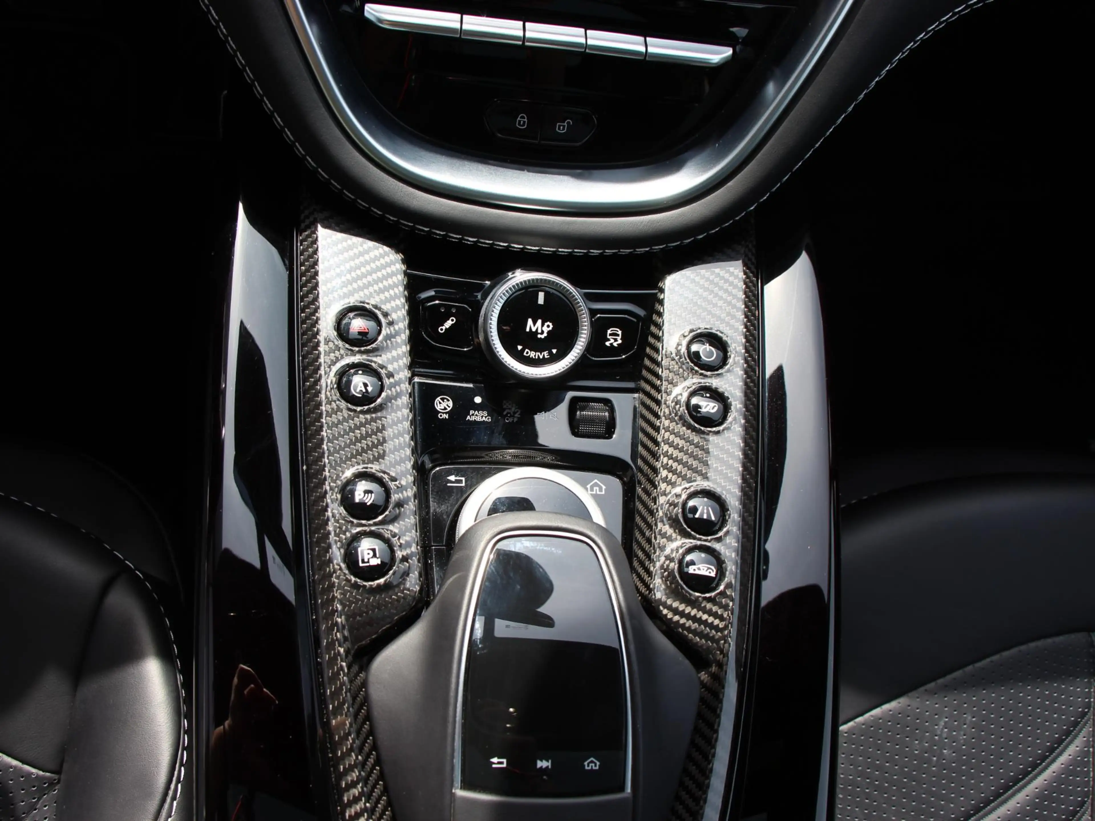 Aston Martin DBX 4.0 V8 707 — photo 21