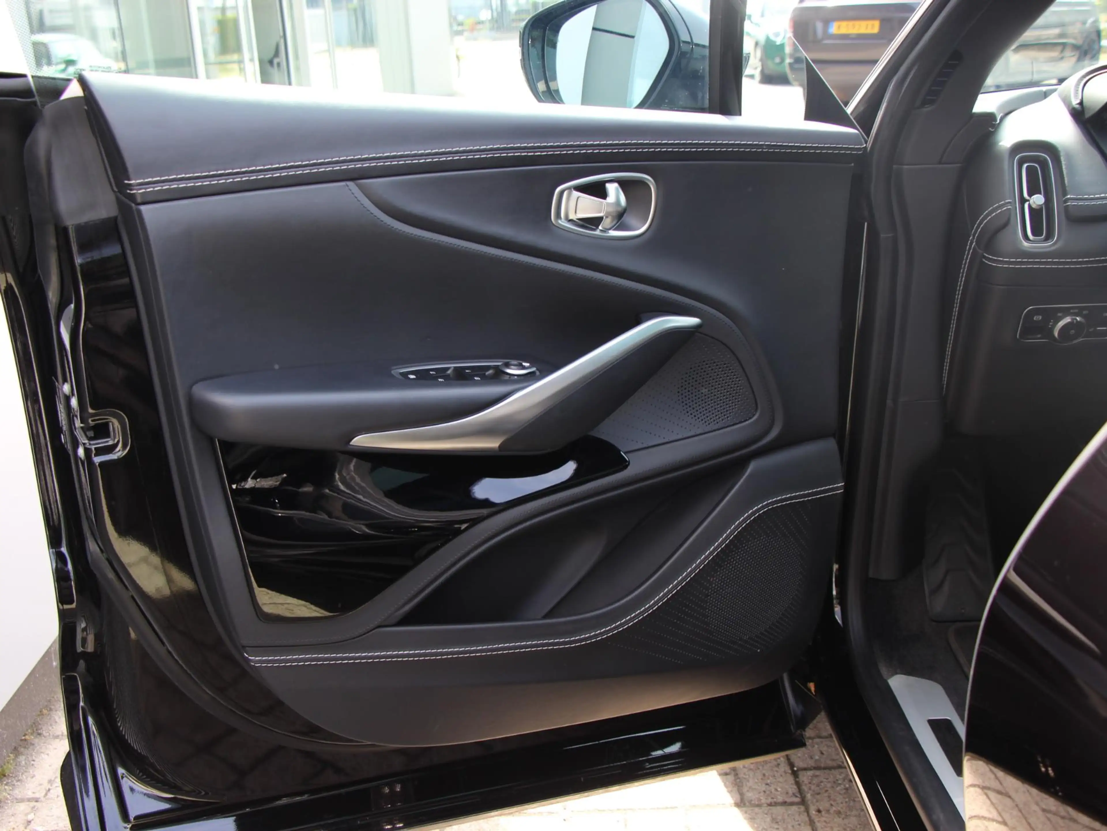 Aston Martin DBX 4.0 V8 707 — photo 11