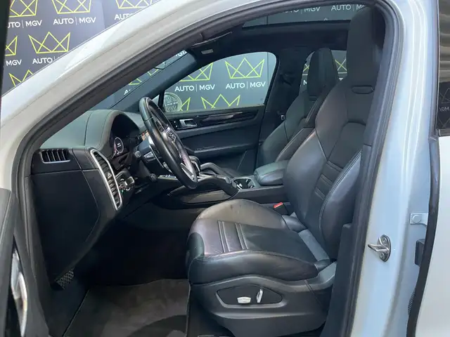 Porsche Cayenne view 9