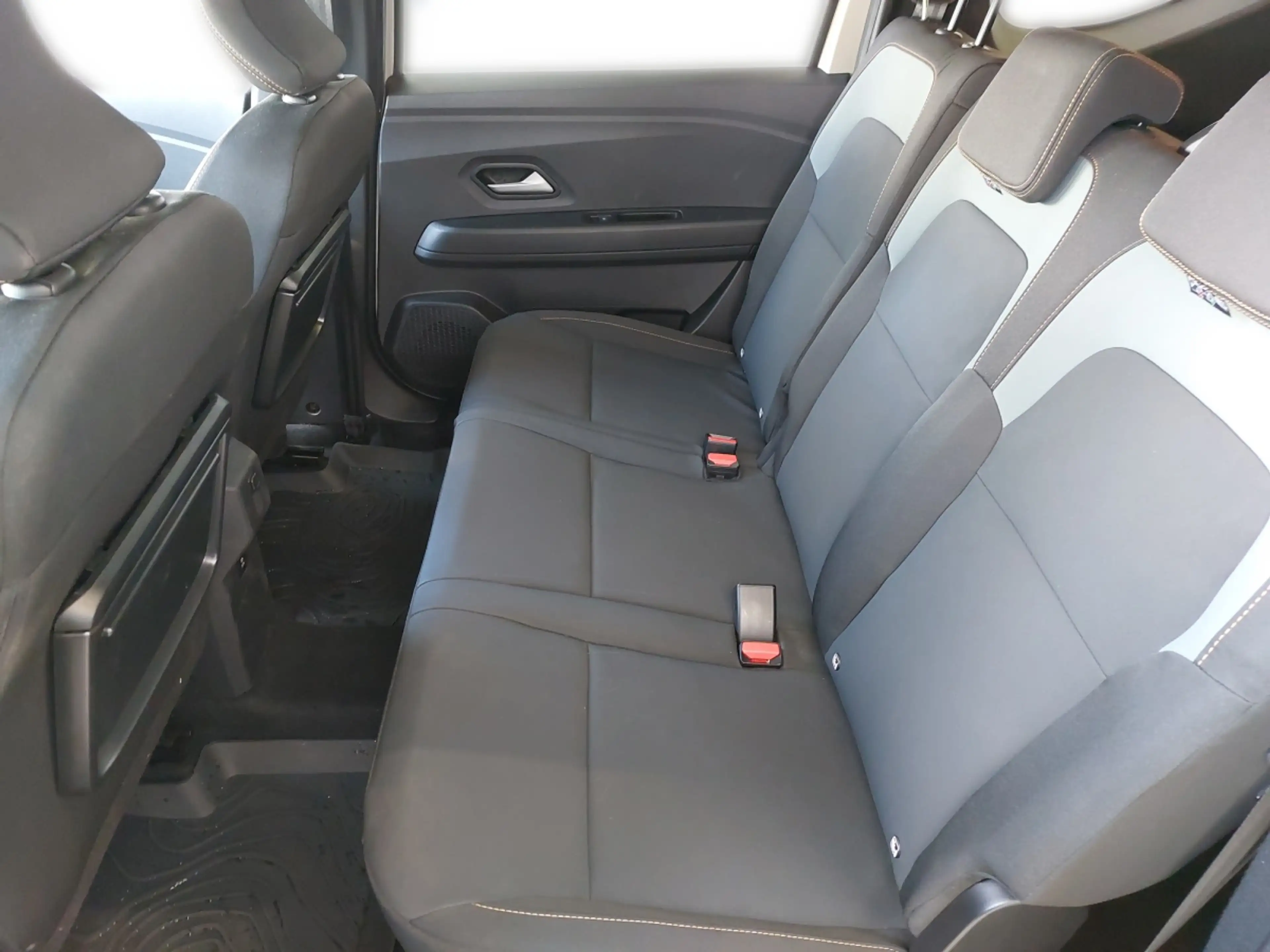 Dacia Jogger Extreme Hybrid 155 7-sitzig Aut. — photo 11
