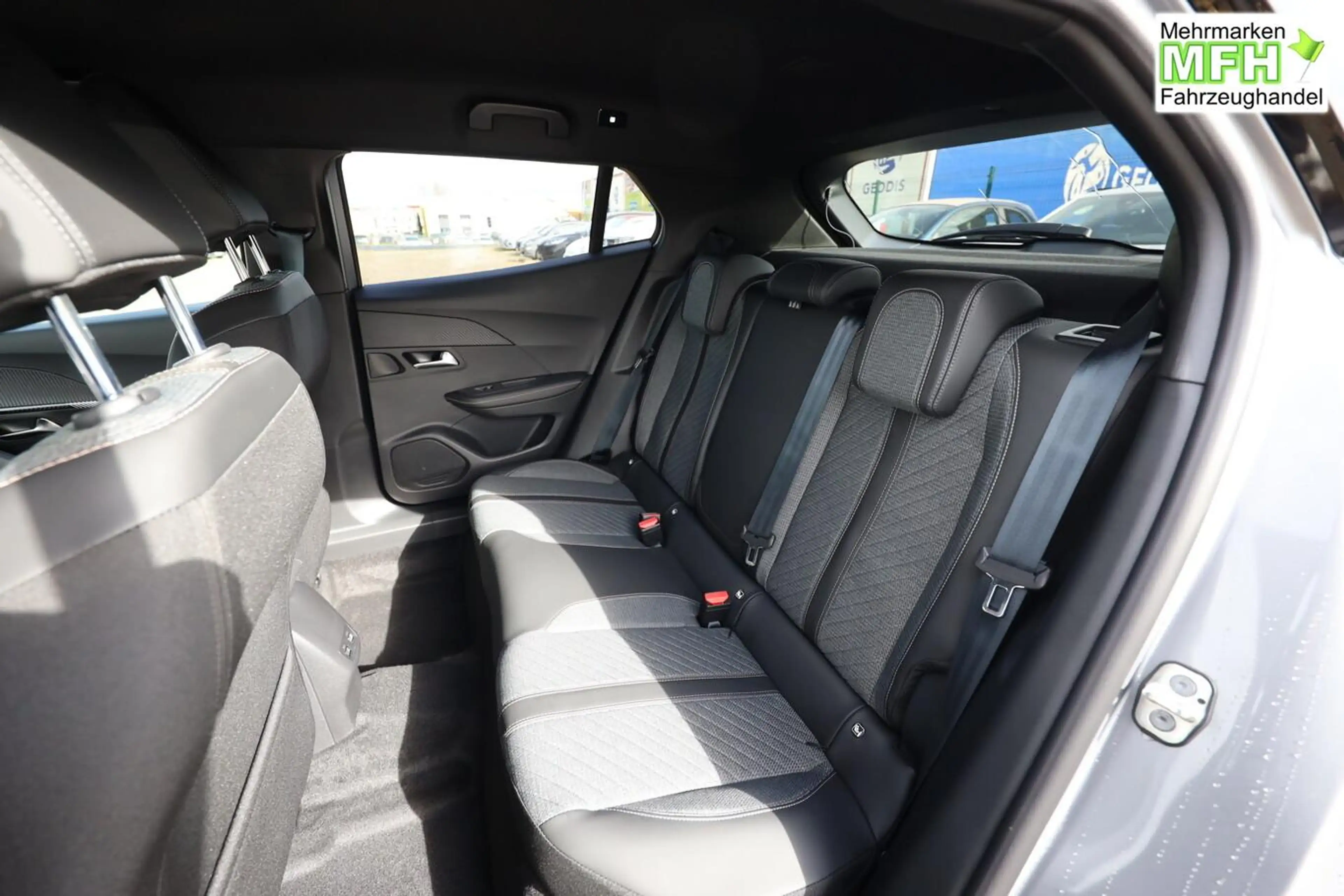 Peugeot 2008 Allure Hybrid Nav Keyl SHZ 2xPDC CarP DigC 100 ... — photo 9