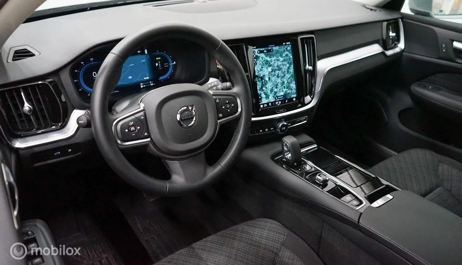 Volvo V60 2.0 T6 Plug-in hybrid AWD Core Bright, trekhaak Grau - 2