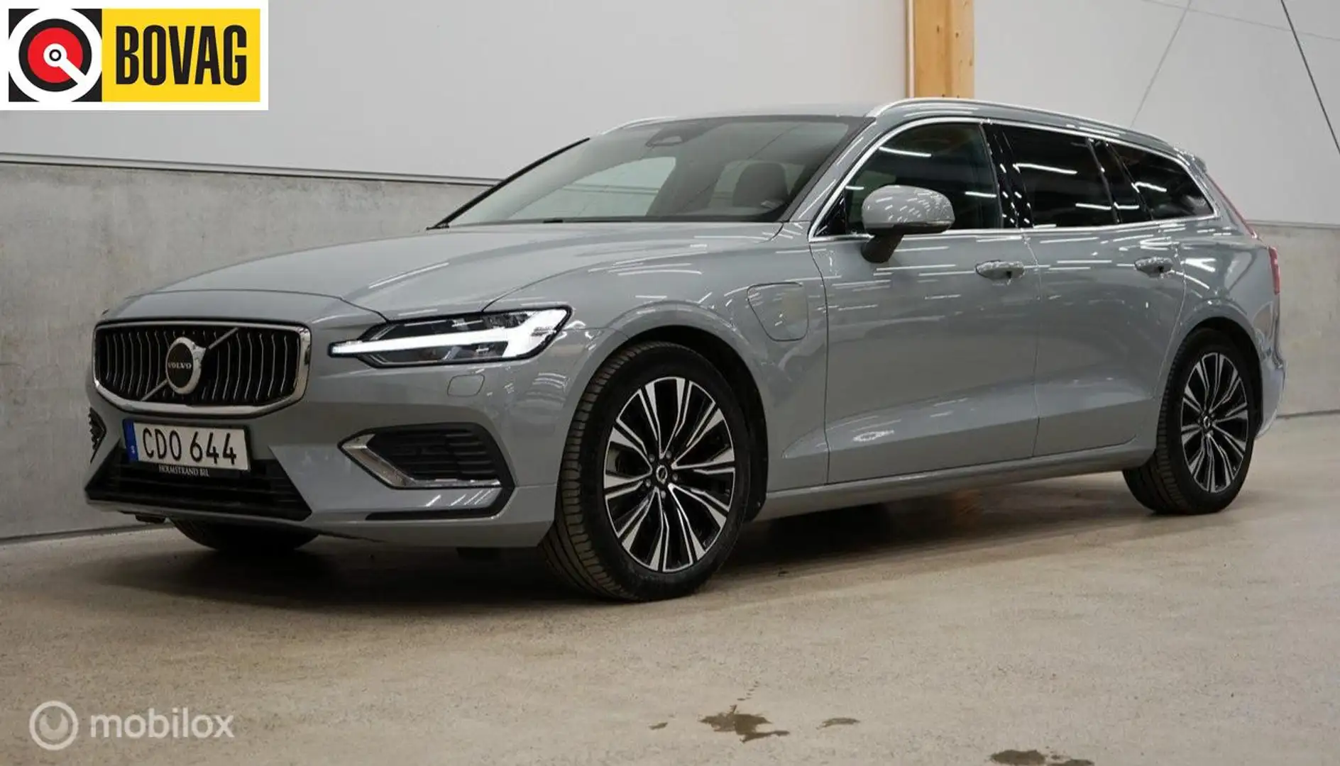 Volvo V60 2.0 T6 Plug-in hybrid AWD Core Bright, trekhaak Grau - 1