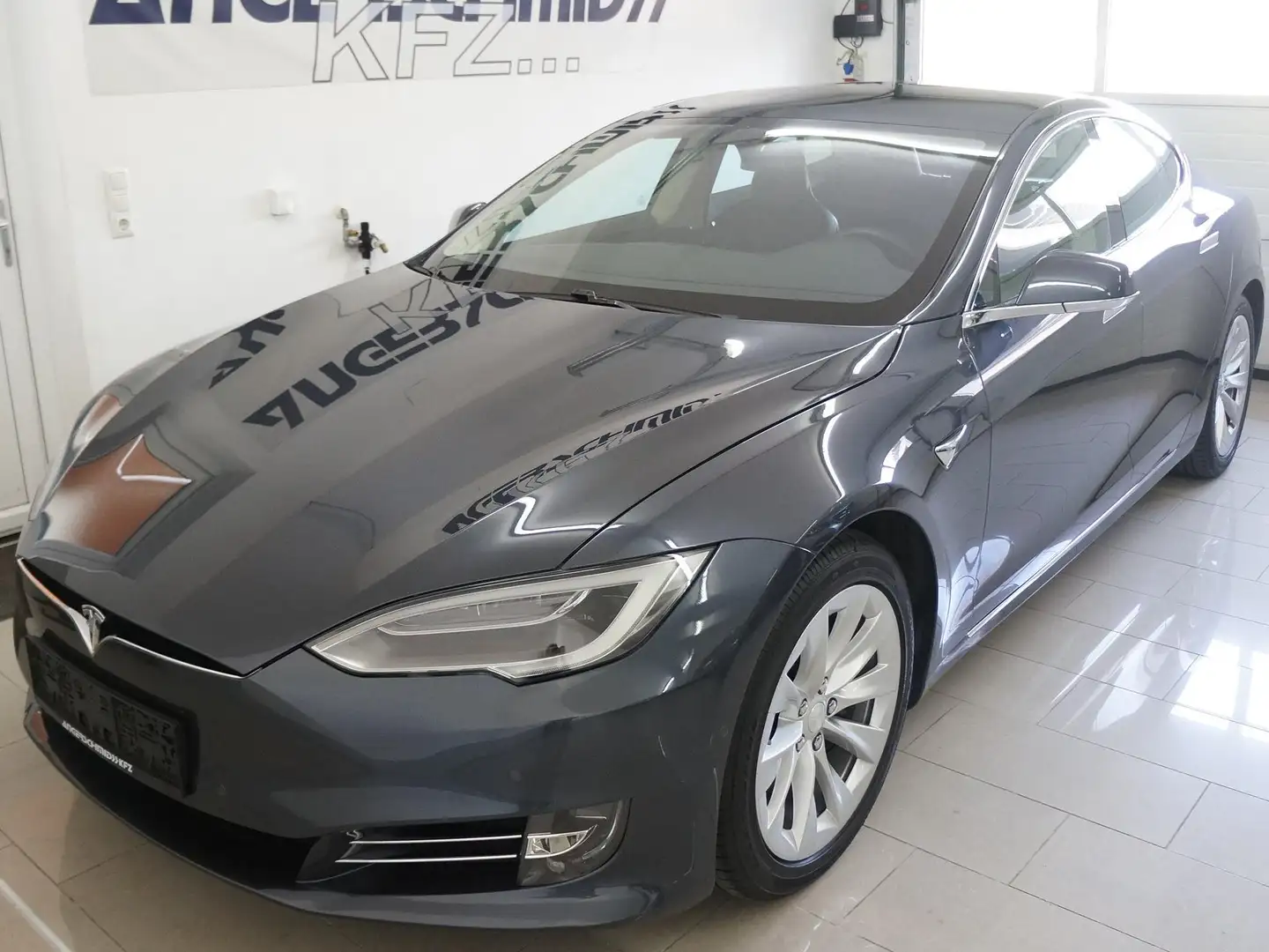 Tesla Model S Standard Reichweite Grau - 2