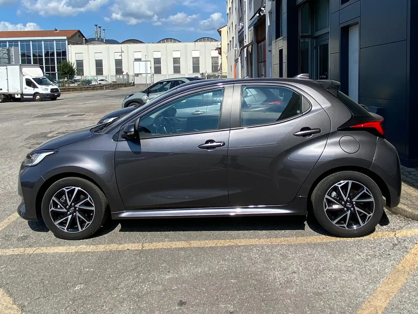 Toyota Yaris Yaris IV 2020 1.5h Trend Grijs - 2