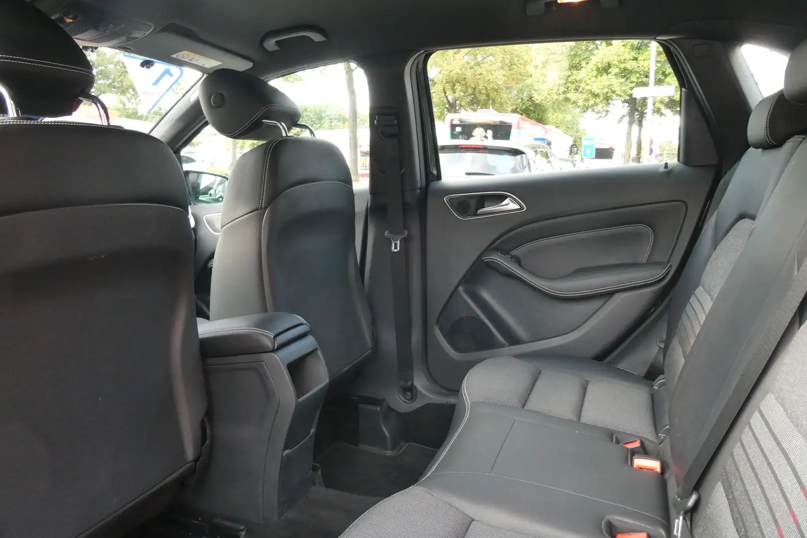 Mercedes-Benz B 200 EURO6 SPORT PAKET 1.Hand TÜV11/2027 Schwarz - 2