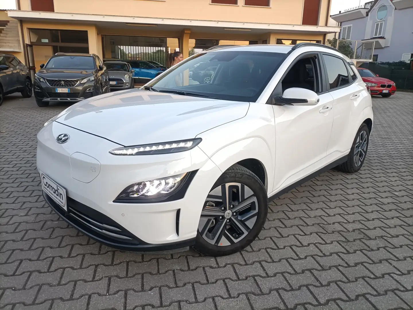 Hyundai KONA Kona 64 kWh EV Xprime+ CON GANCIO TRAINO Weiß - 1