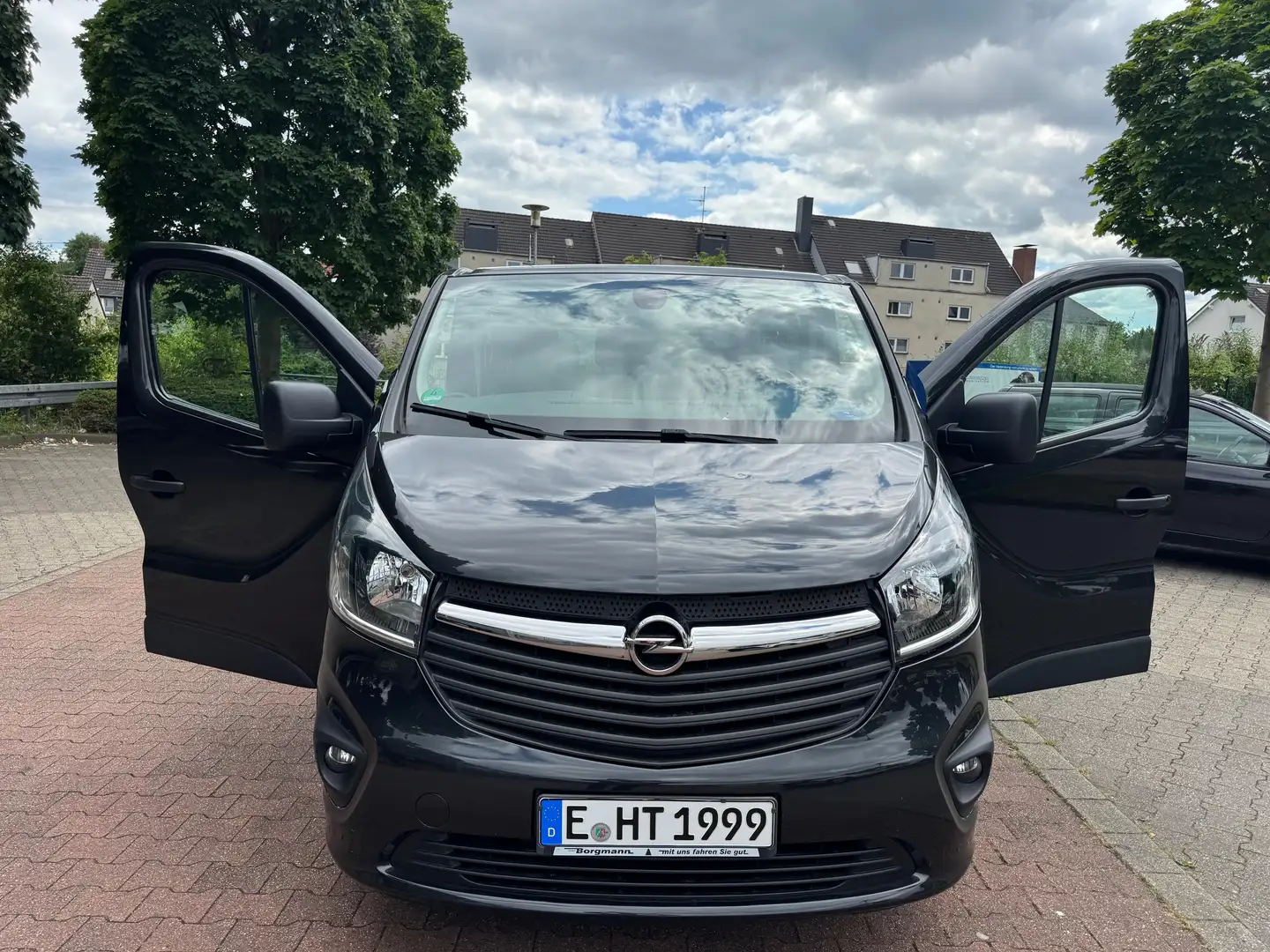 Opel Vivaro Combi L1H1  2,7t .9 Sitzer. KLIMA. NAVI. EURO6 Schwarz - 1