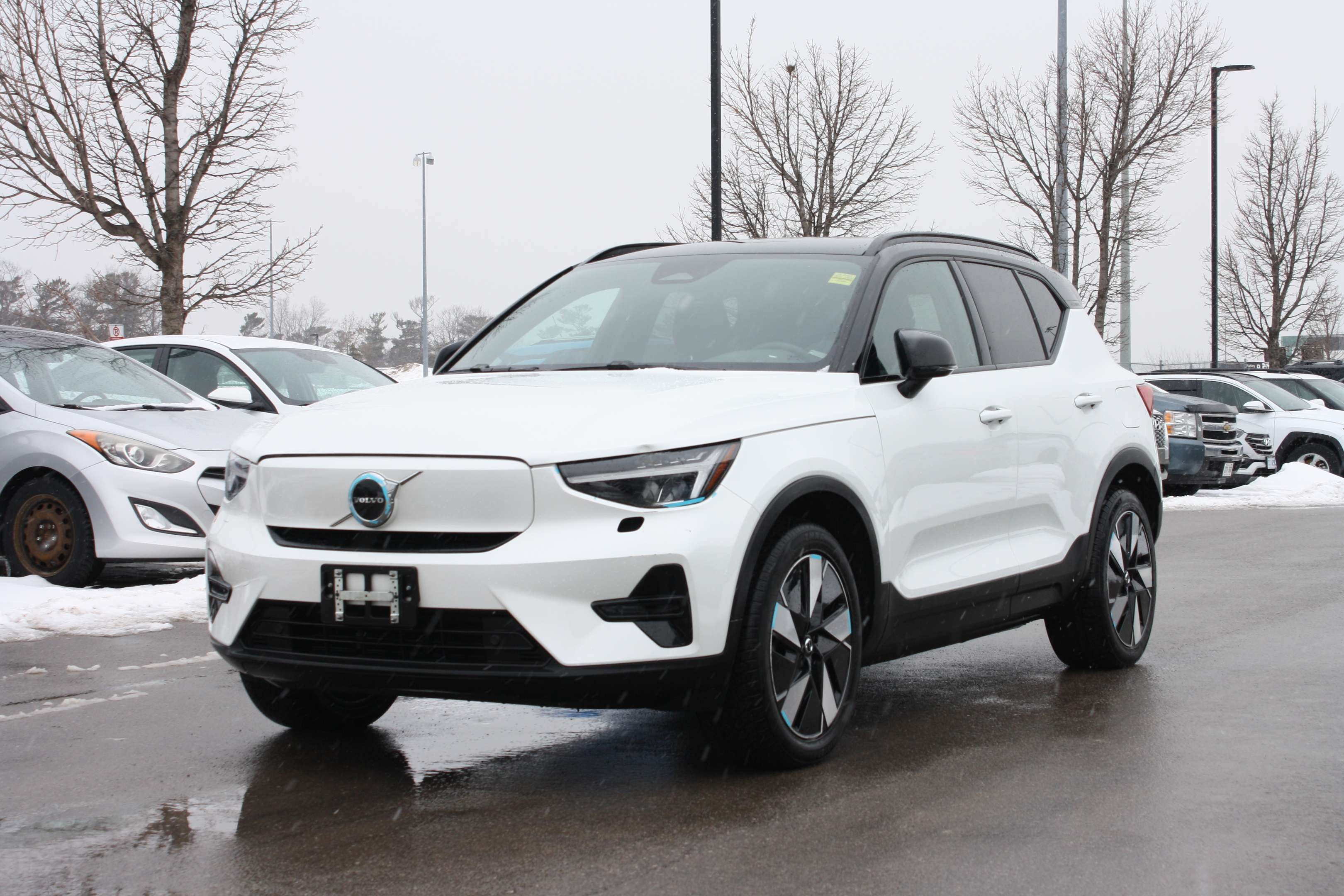 2024 Volvo XC40 RWD Core alt 2