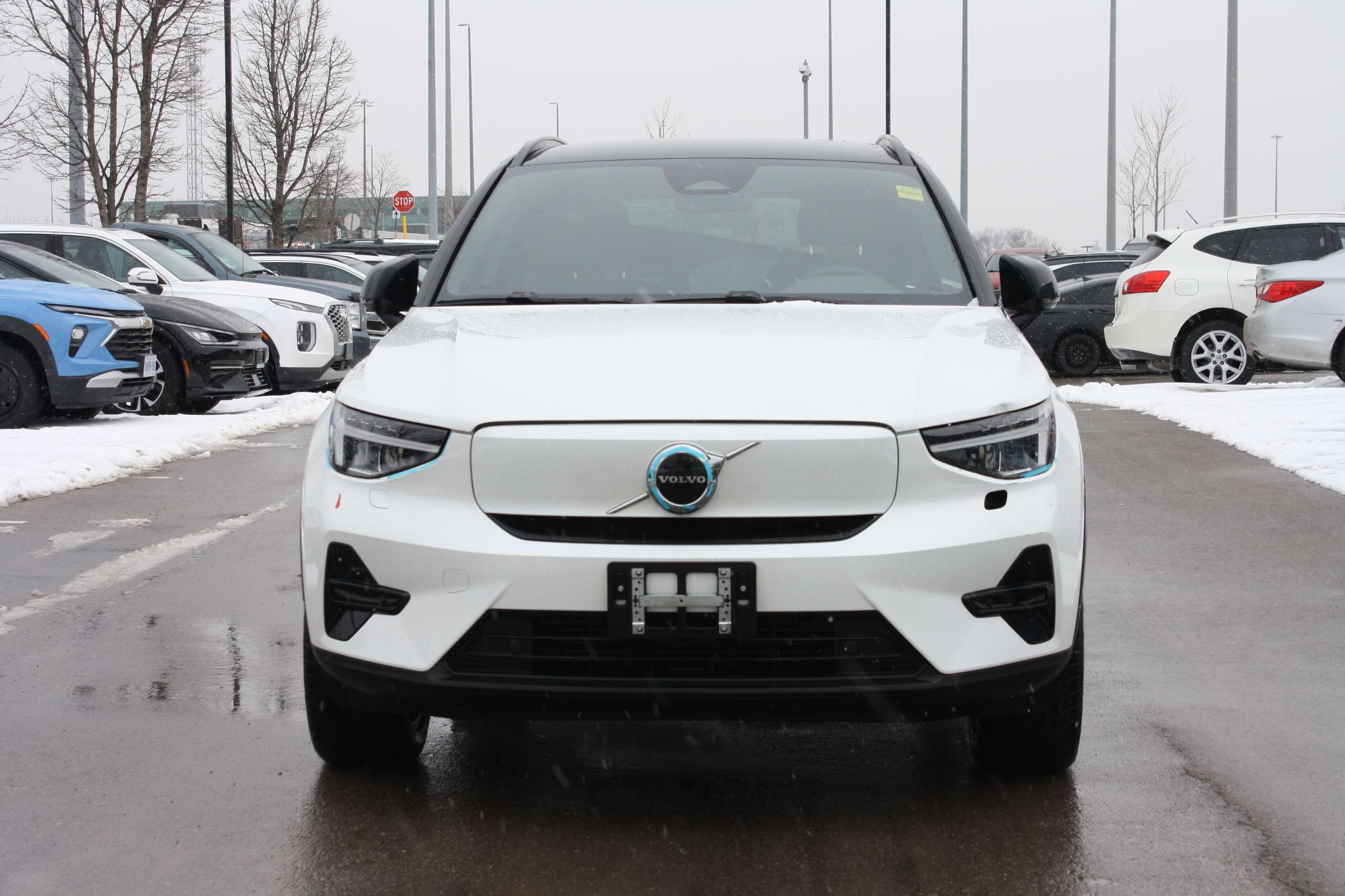 2024 Volvo XC40 RWD Core alt 3