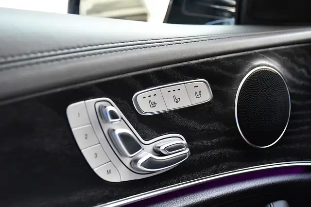 Mercedes-Benz 220 view 8