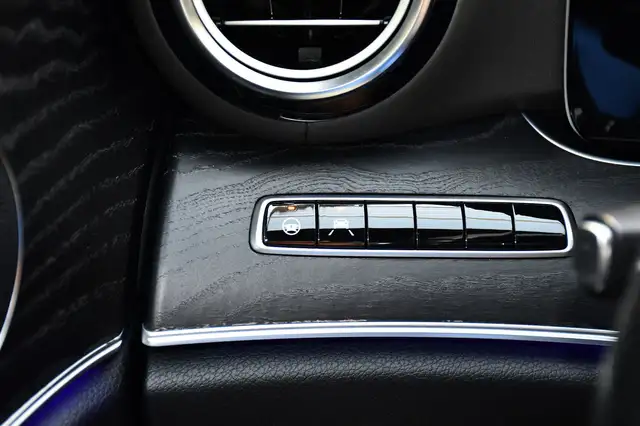 Mercedes-Benz 220 view 9