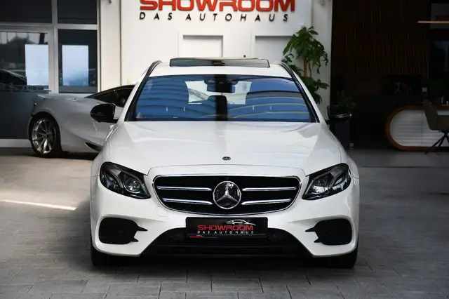 Mercedes-Benz 220 view 5