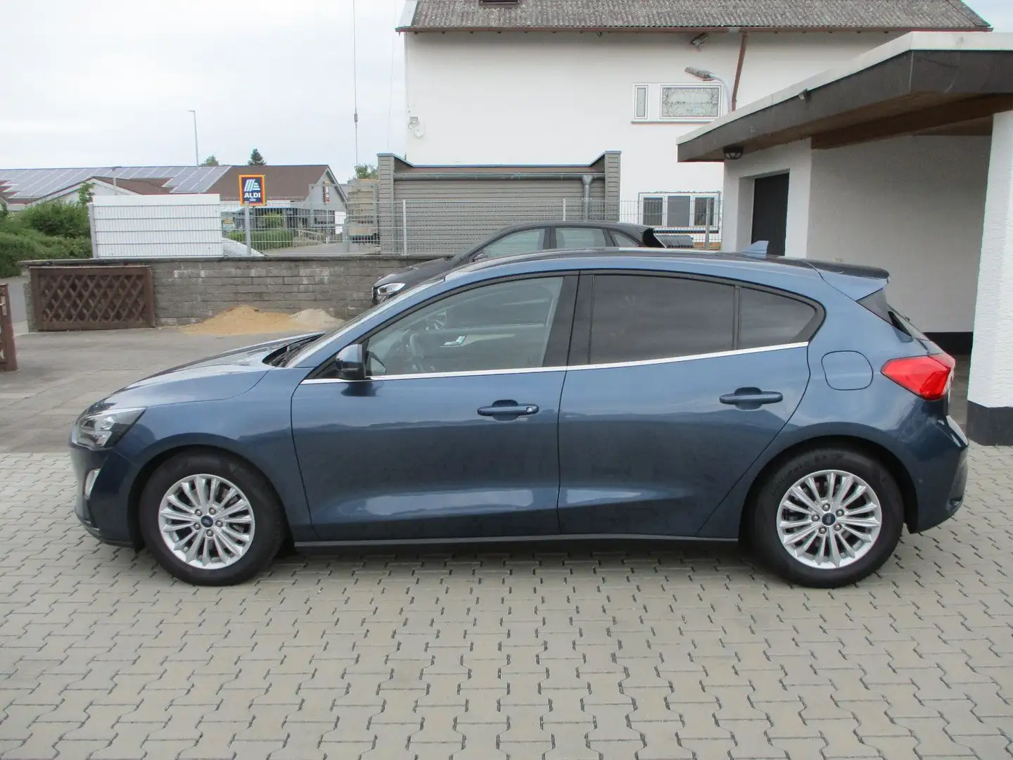 Ford Focus 2,0 NAVI KAMERA LED TOTW SPURH SITZH ACC Bleu - 1