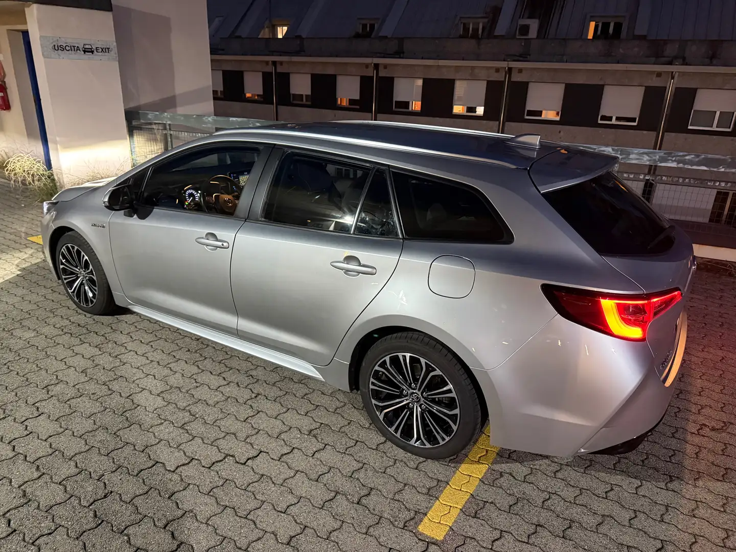 Toyota Corolla 2.0 Touring Sports SW Hybrid IBRIDA Business Argento - 2