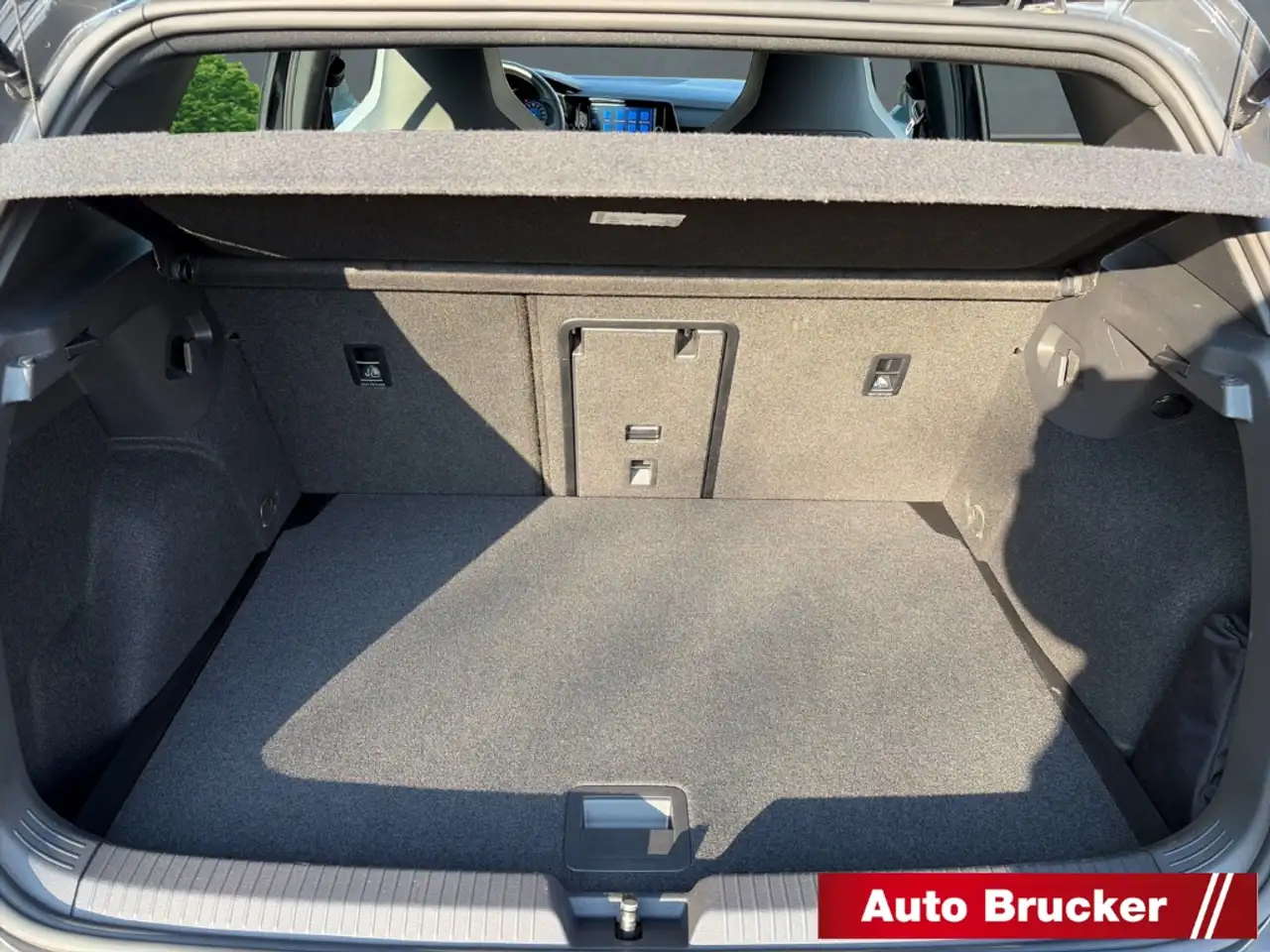 Volkswagen Golf VIII R-Line 1.5 TSI 6-Gang LED+SPORTSITZE+KLIMAAUT 6
