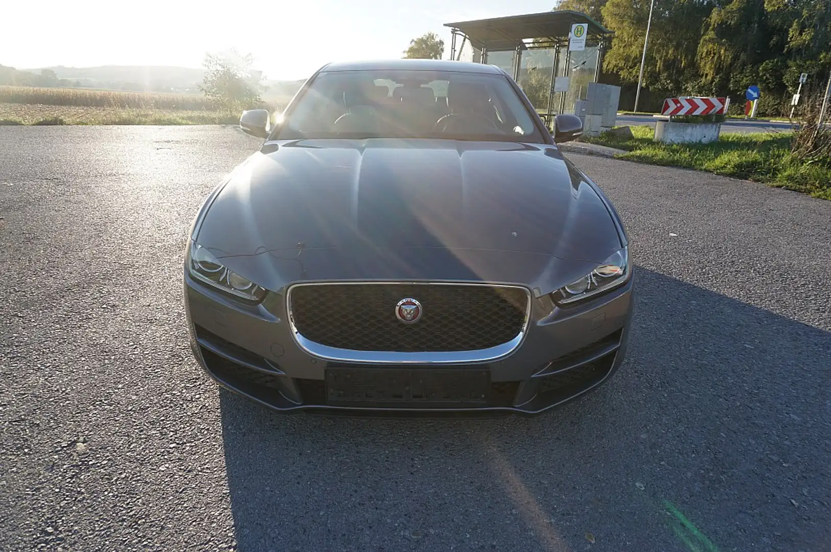 Jaguar XE 20d Landmark Gris - 1