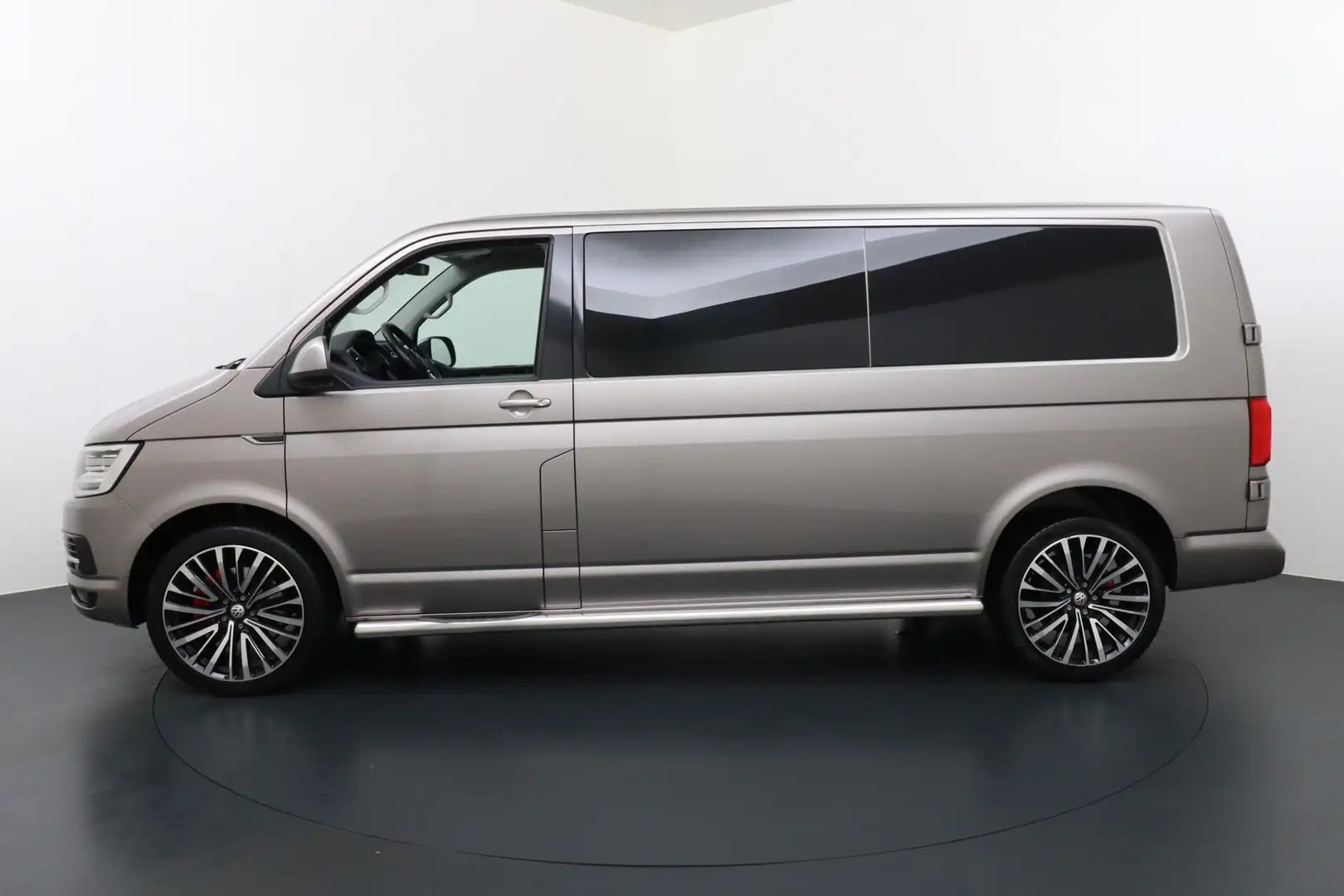 Volkswagen Transporter 2.0 TDI L2H1 DC Highline / 204 PK / DUBBEL CABINE Braun - 2