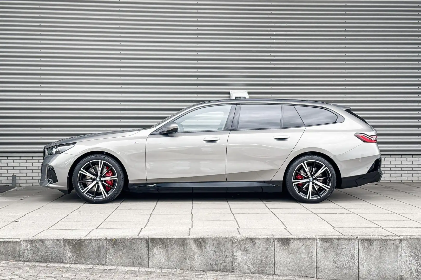BMW i5 Touring eDrive40 M Sportpakket Pro / Innovation Pa Grijs - 2