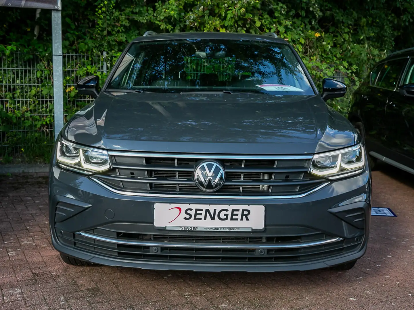 Volkswagen Tiguan 2.0 TDI Move DSG Matrix Navi Digi-Cockpit Grau - 2