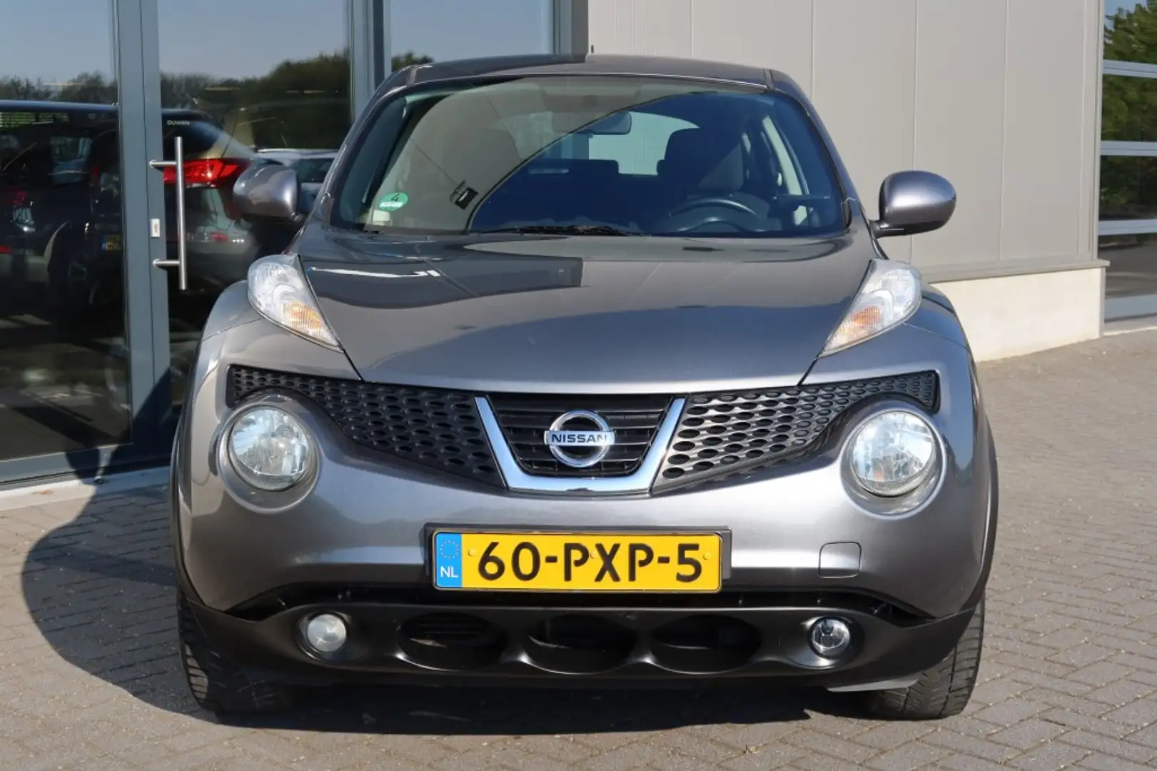 Nissan Juke 1.6 Acenta AUTOMAAT Clima, Cruise, NAVI, Trekhaak Grijs - 2